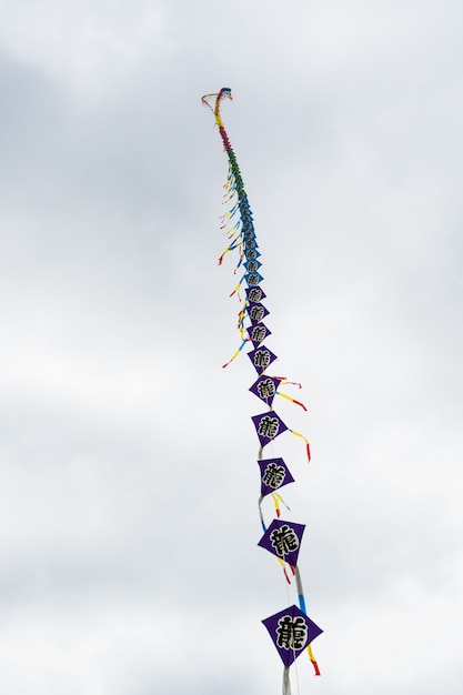 雲の中で空を飛ぶ凧。凧祭り