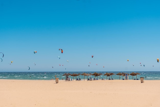 Sport di kitesurf sulla spiaggia di canos de meca sulla costa de la luz cadice andalusia