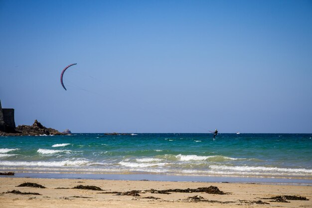 Kitesurfer op zee in SaintMalo stad Bretagne Frankrijk