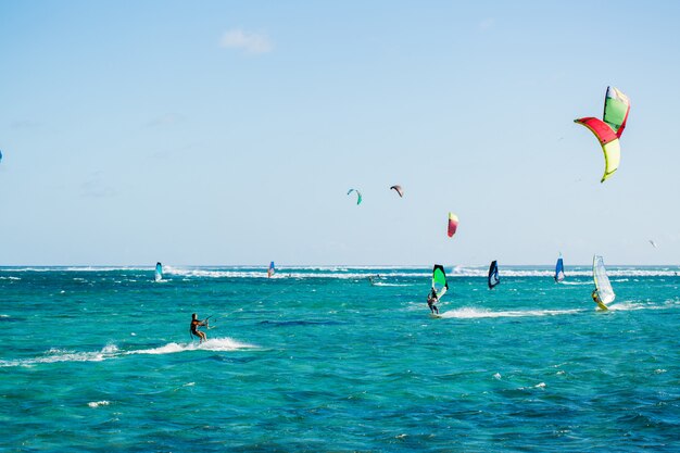 Photo kitesurfers on the le morne beach in mauritius