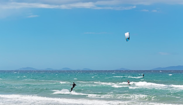 Kitesurfers op een heldere winderige dag