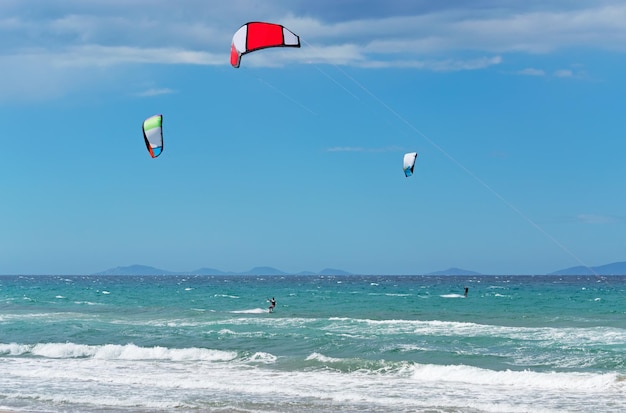 Kitesurf in una giornata ventosa e limpida