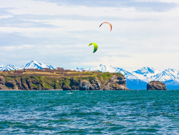 Il kitesurf, il kiteboard, il kite surf. kitesurf sport estremo nella penisola di kamchatka nell'oceano pacifico