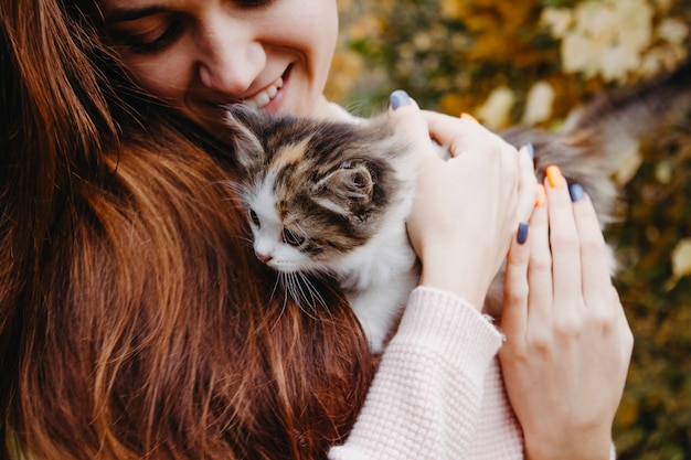 Foto gattino nelle mani del proprietario