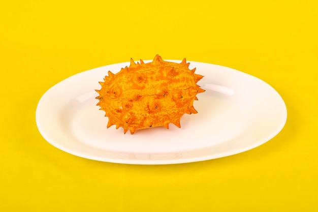 Kiwano tropisch fruit op een sinaasappel