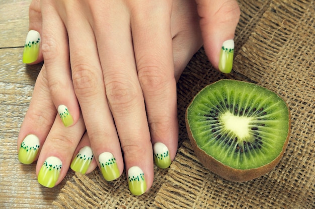 Kiwi art manicure 