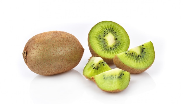 Kiwi die op wit wordt geïsoleerd