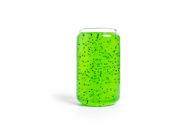 Foto bevanda kiwi con semi di basilico isolati. frullato di kiwi verde.