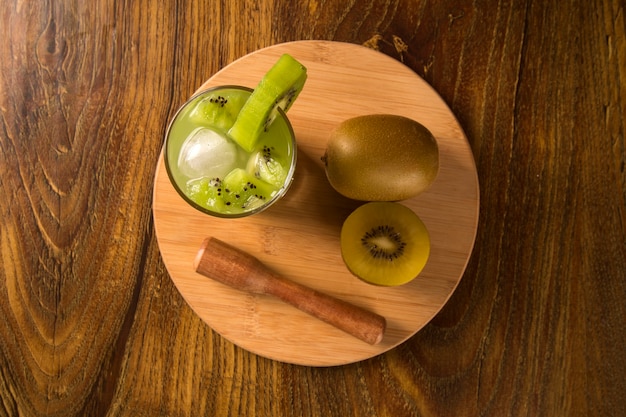 Kiwi Fruit Caipirinha van Brazilië op houten tafel