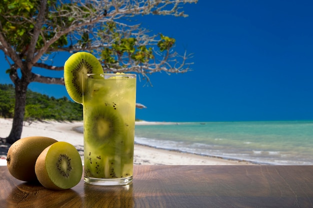 Kiwi Fruit Caipirinha van Brazilië over prachtig strand