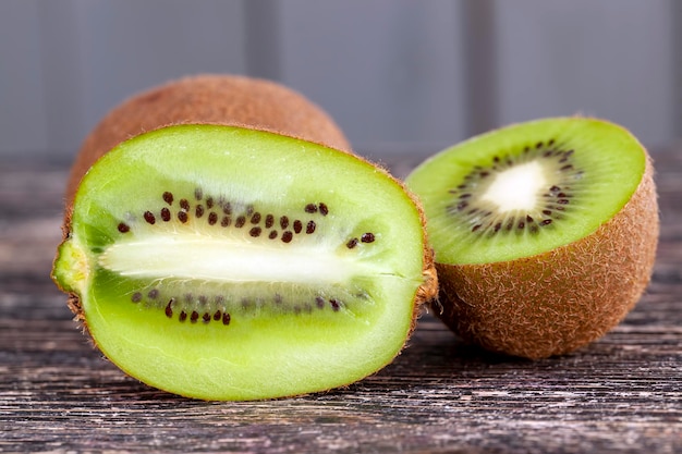 Kiwi fruit cut it into thin slices during dessert cooking