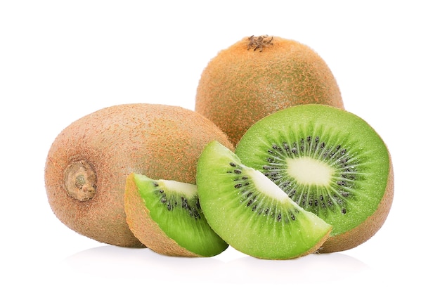 Kiwi frutto isolato su sfondo bianco