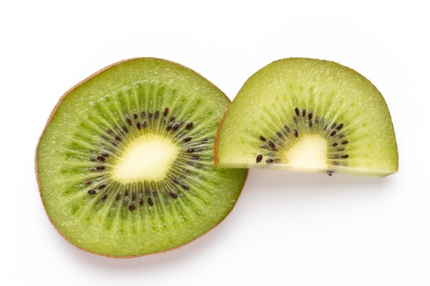 Kiwi fruit plakjes macro. Rijpe Kiwi's geïsoleerd op een witte ondergrond. plat leggen.