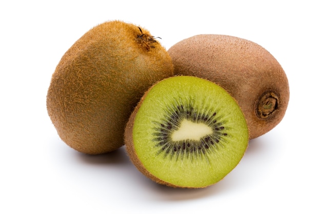 Kiwi e affettato isolato su sfondo bianco