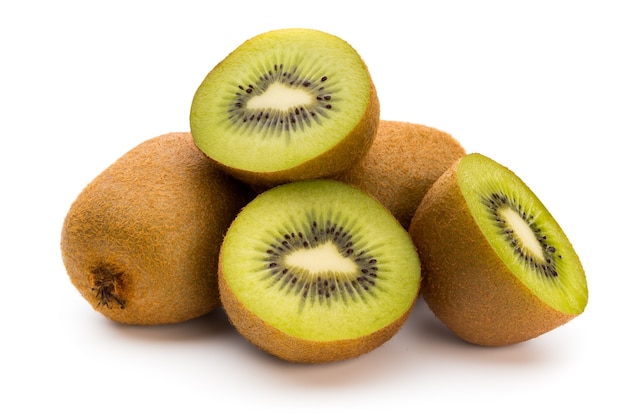 Kiwi e affettato isolato su bianco