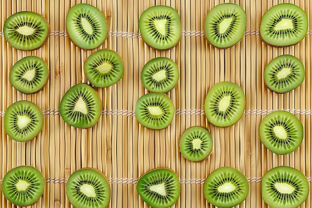 Photo kiwi fruit slices arranged on a bamboo mat for sushi