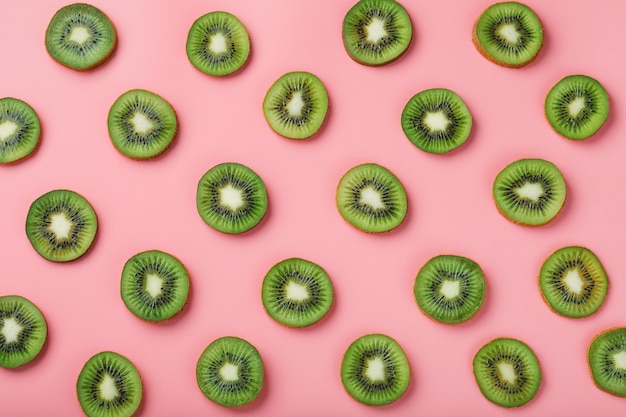 Photo kiwi fruit slices on a pink surface