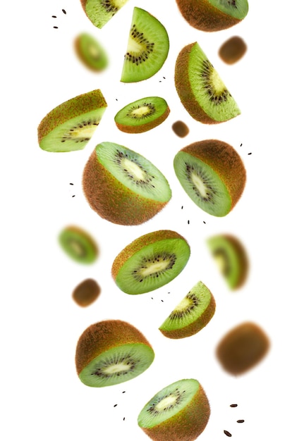 Kiwi fruit vallen geïsoleerd op witte achtergrond