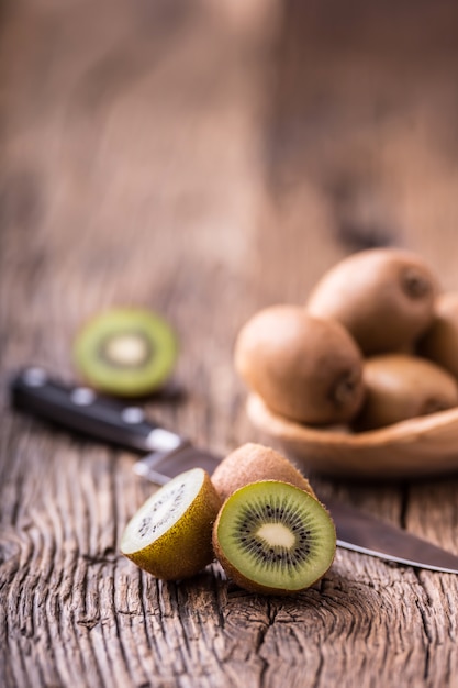 Kiwi-fruit. Verschillende kiwi's op eiken houten oppervlak.
