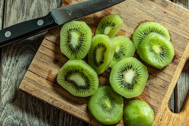 Photo kiwi fruit on a wooden cutting board