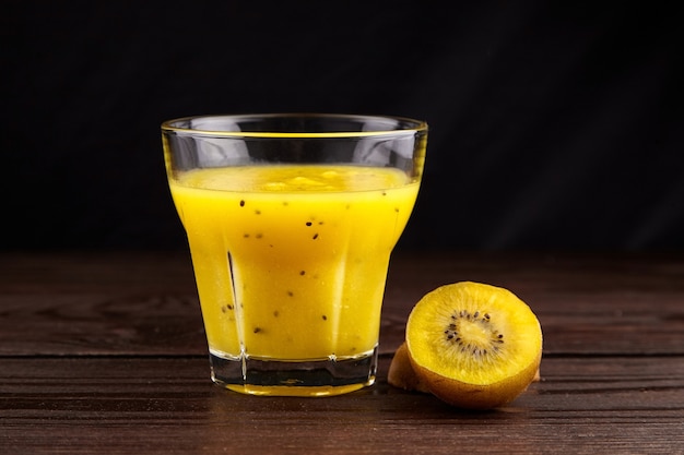 Kiwi gold fruitsap in transparant glas