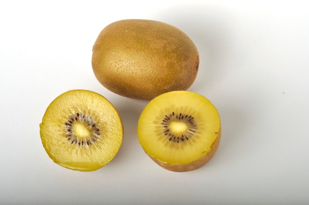 Kiwi goud op een witte achtergrond