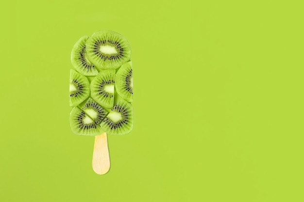 Kiwi ijslolly op een groene achtergrond