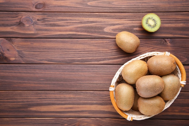 Kiwi in een mand op bruine achtergrond