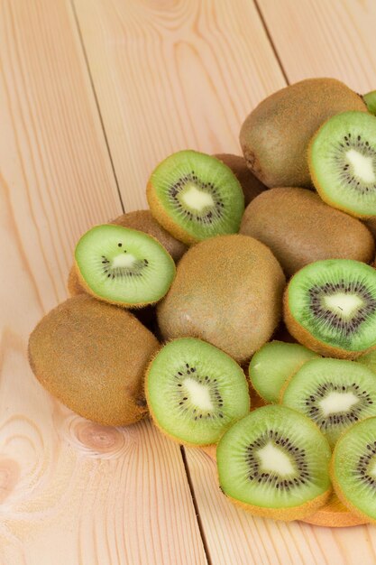 Kiwi in twee helften met andere kiwi's op de achterkant