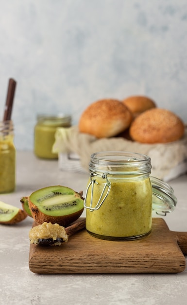 Marmellata di kiwi in un bicchiere di conservazione