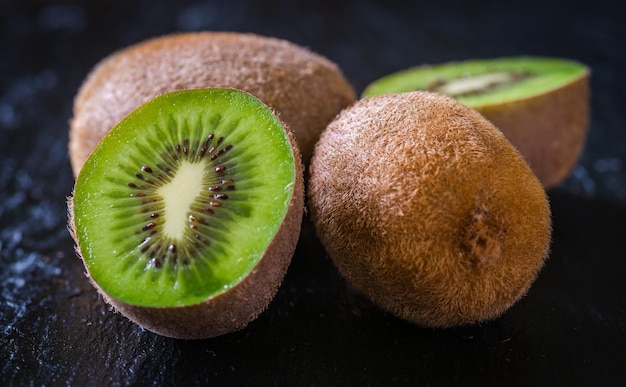 Kiwi a la mitad sobre fondo negro