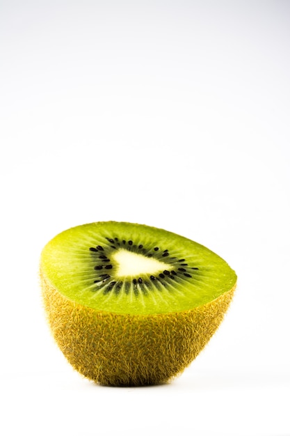 kiwi op witte achtergrond