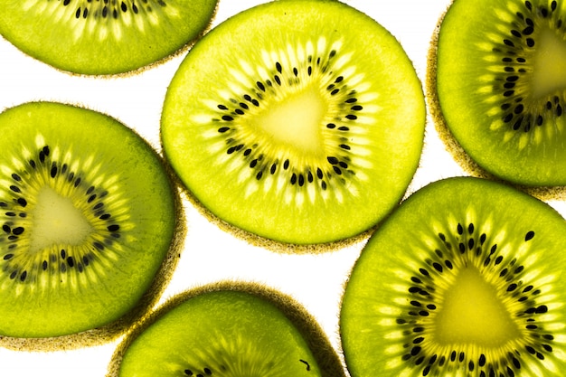 kiwi op witte achtergrond