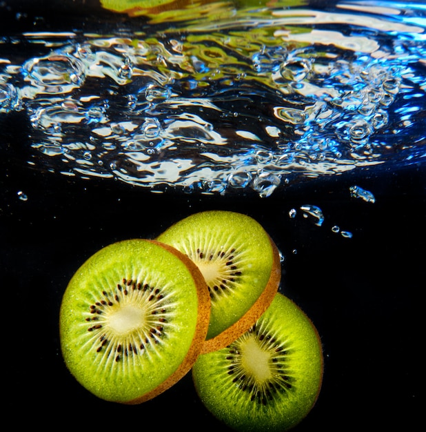 Foto kiwi op zwarte achtergrond