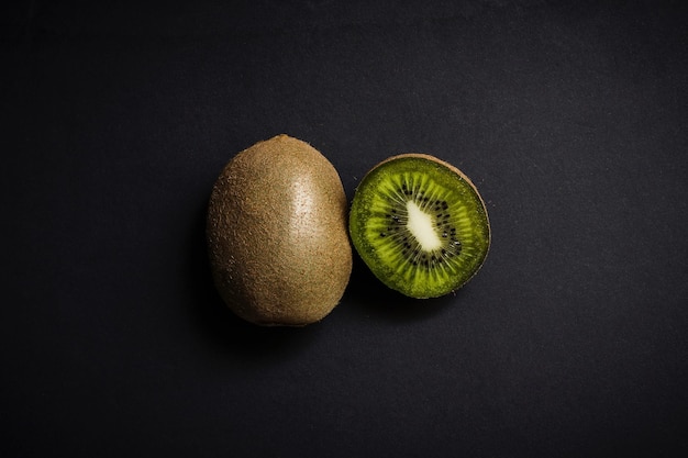 Foto kiwi's bevatten veel vitamine c en voedingsvezels en bieden een verscheidenheid aan gezondheidsvoordelen