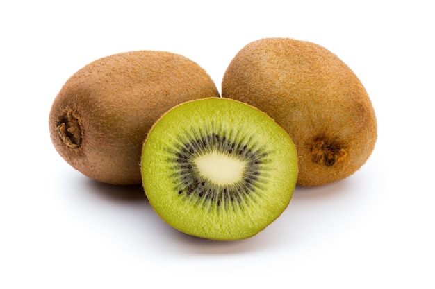 Kiwi's en gesneden geïsoleerd.