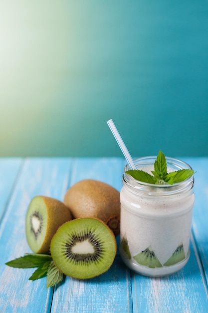 Kiwi's en smoothie pot op tafel