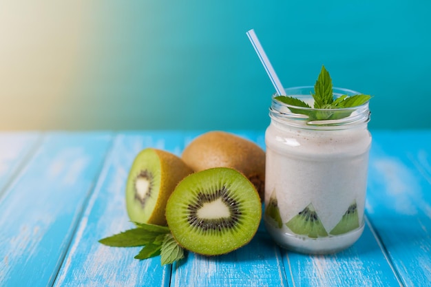 Kiwi's en smoothie pot op tafel