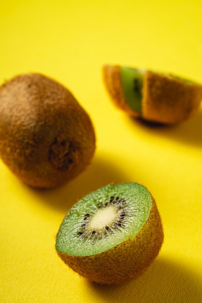 Kiwi's half gesneden op levendige effen geel