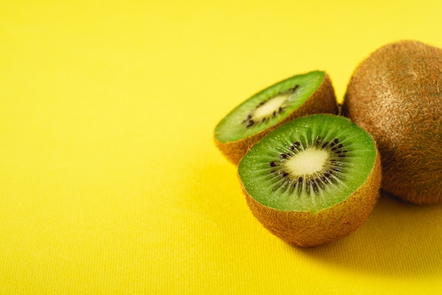 Kiwi's half gesneden op levendige effen geel