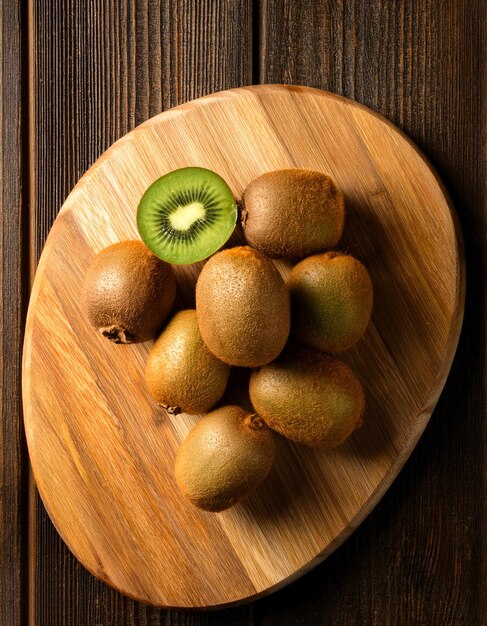 kiwi's op een houten snijplank geïsoleerd tegen een houten achtergrond