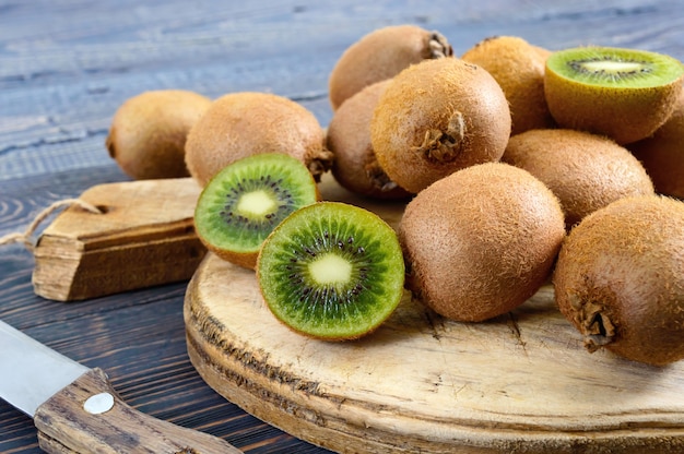 Foto kiwi's op houten bord bovenaanzicht