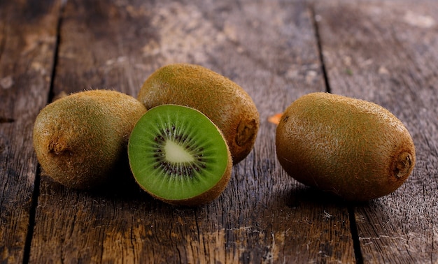 Kiwi's op houten