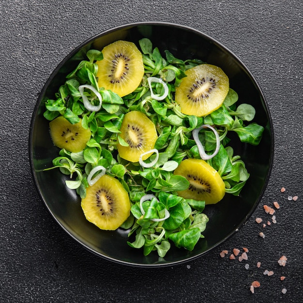 kiwi salade snack maaltijd op tafel kopie ruimte voedsel achtergrond rustiek bovenaanzicht