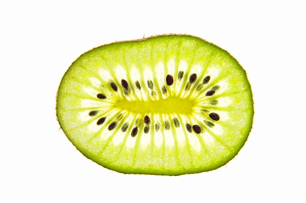 Foto fetta di kiwi su sfondo bianco