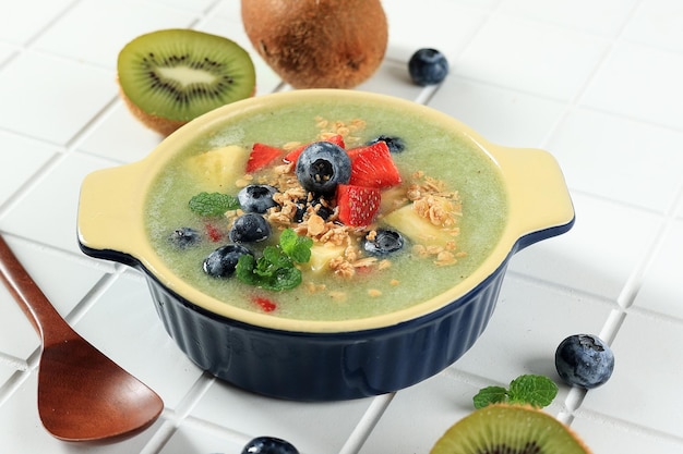 Kiwi Slush Drink met Bosbessen Ananas Granola en Bosbessen Topping