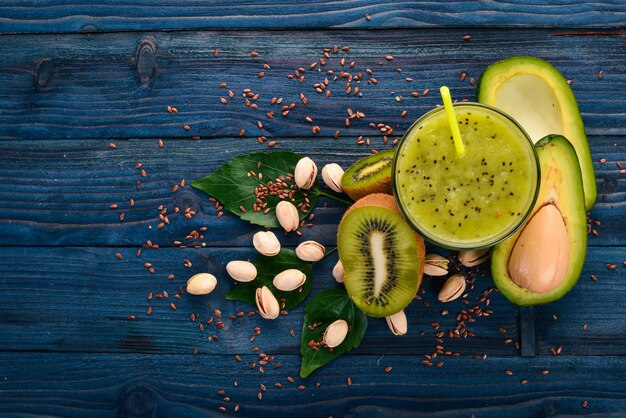 Kiwi smoothie en avocado met lijnzaad en noten Op een houten ondergrond Bovenaanzicht Vrije ruimte voor uw tekst