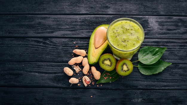 Kiwi smoothie en avocado met lijnzaad en noten op een houten ondergrond bovenaanzicht vrije ruimte voor uw tekst