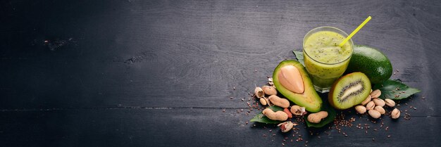 Kiwi smoothie en avocado met lijnzaad en noten Op een houten ondergrond Bovenaanzicht Vrije ruimte voor uw tekst