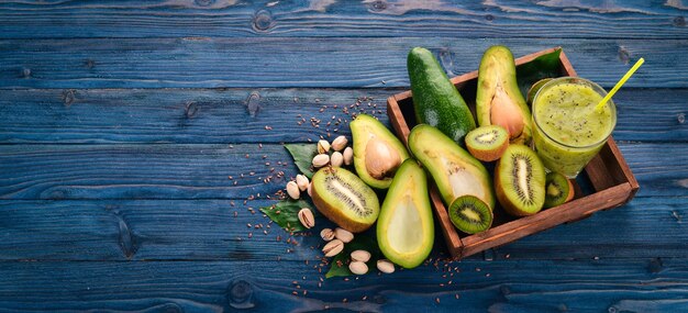 Kiwi smoothie en avocado met lijnzaad en noten Op een houten ondergrond Bovenaanzicht Vrije ruimte voor uw tekst